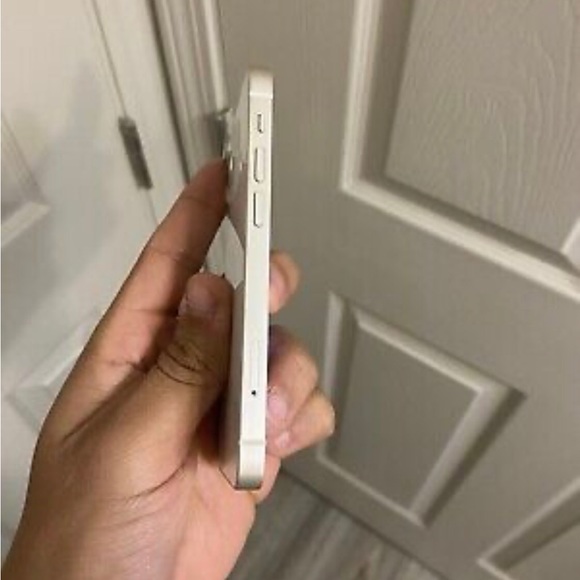 iPhone 13 unlock white. A weeks used - Picture 2 of 7